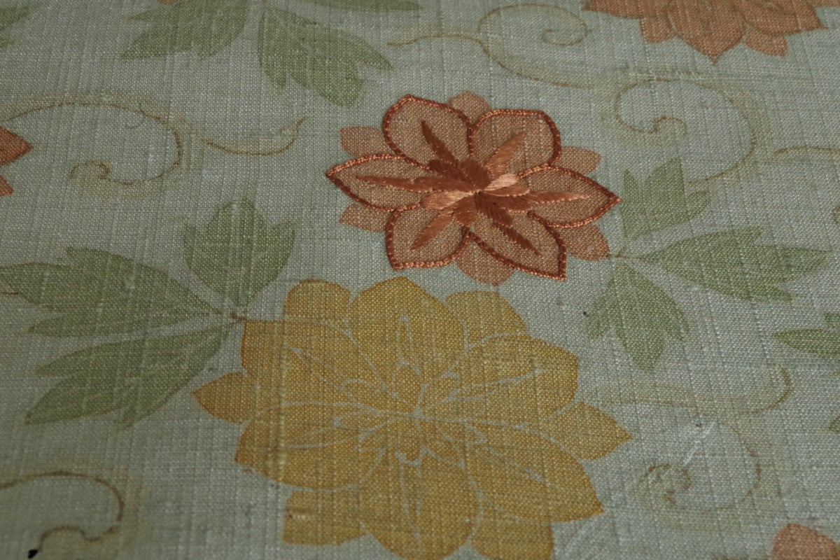 名古屋帯 緑がかった水色に刺繍の花唐草x鈍色無地の節紬 | 野の草 名古屋帯 緑がかった水色に刺繍の花唐草x鈍色無地の節紬 | 野の草