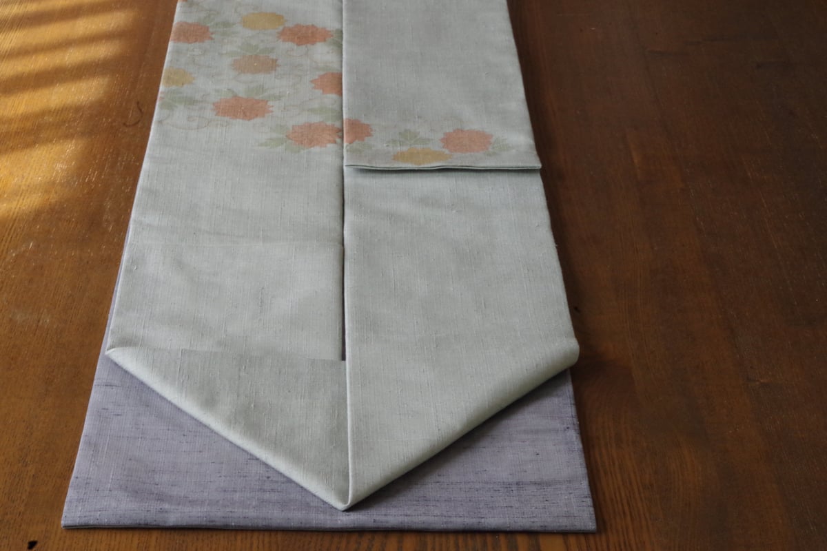名古屋帯 緑がかった水色に刺繍の花唐草x鈍色無地の節紬 | 野の草 名古屋帯 緑がかった水色に刺繍の花唐草x鈍色無地の節紬 | 野の草