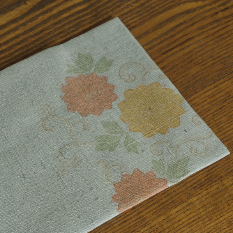 名古屋帯 緑がかった水色に刺繍の花唐草x鈍色無地の節紬 | 野の草 名古屋帯 緑がかった水色に刺繍の花唐草x鈍色無地の節紬 | 野の草