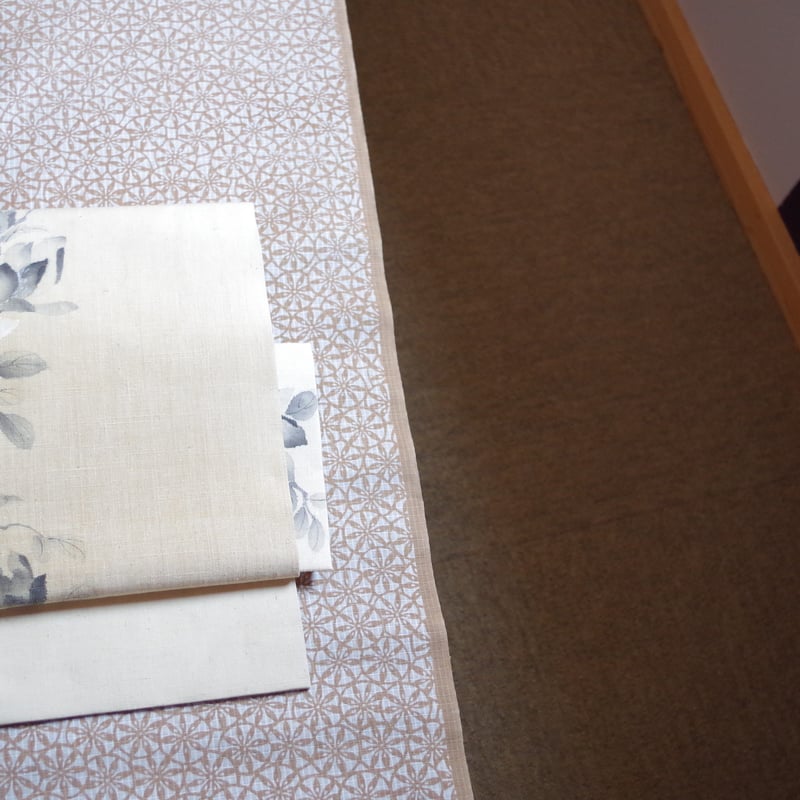 名古屋帯 香色ぼかし紬手描き木蓮x香色に十字絣節紬 | 野の草 名古屋帯 香色ぼかし紬手描き木蓮x香色に十字絣節紬 | 野の草