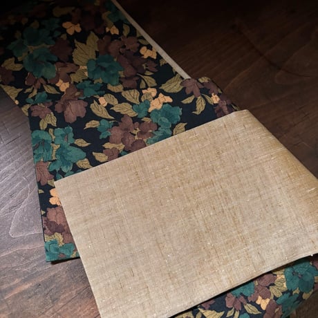 半幅帯　濃紺に花模様　紬の帯