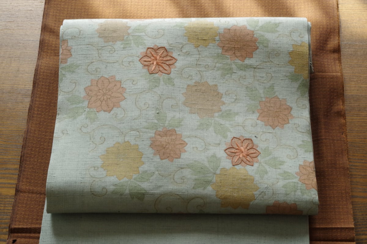 名古屋帯 緑がかった水色に刺繍の花唐草x鈍色無地の節紬 | 野の草 名古屋帯 緑がかった水色に刺繍の花唐草x鈍色無地の節紬 | 野の草
