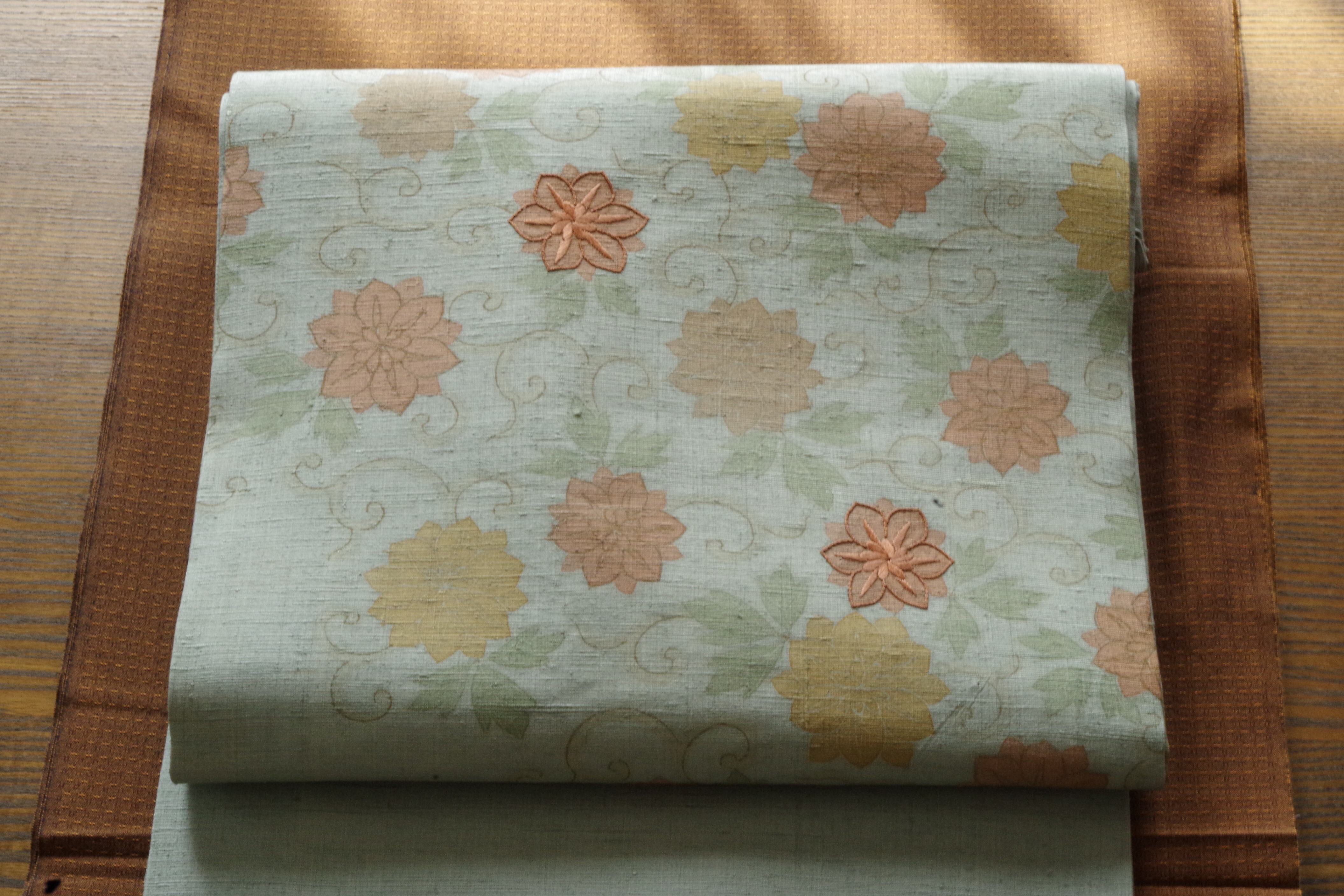名古屋帯 緑がかった水色に刺繍の花唐草x鈍色無地の節紬 | 野の草