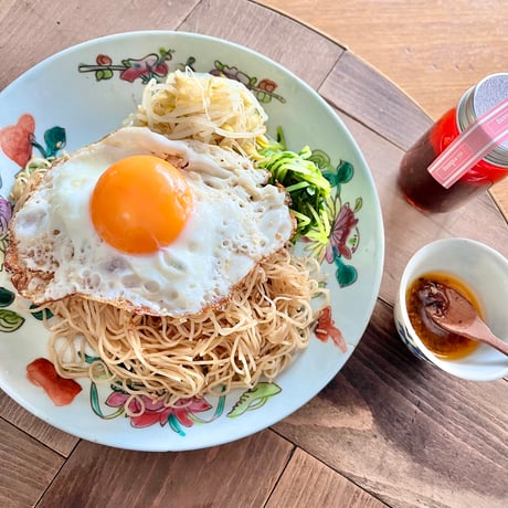 ほうき鶏の雲呑２種（ピリ辛豆豉、えび入り　各20個 計40個）＋味付き香港麺4食＋特製辣油セット（冷凍）無添加　40個入り＋味付き麺4食＋辣油　2月12日（木）〜2月14日（土）発送分　送料着払い
