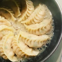 放牧豚「愛農ナチュラルポーク」の肉餃子（冷凍）無添加　ニンニク不使用　8人前　40個入り　＋餃子用特製胡麻だれセット　　3月19日（木）〜3月21日（土）発送分　送料着払い
