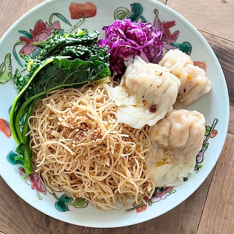 ほうき鶏の雲呑２種（ピリ辛豆豉、えび入り　各20個 計40個）＋味付き香港麺4食＋特製辣油セット（冷凍）無添加　40個入り＋味付き麺4食＋辣油　2月12日（木）〜2月14日（土）発送分　送料着払い