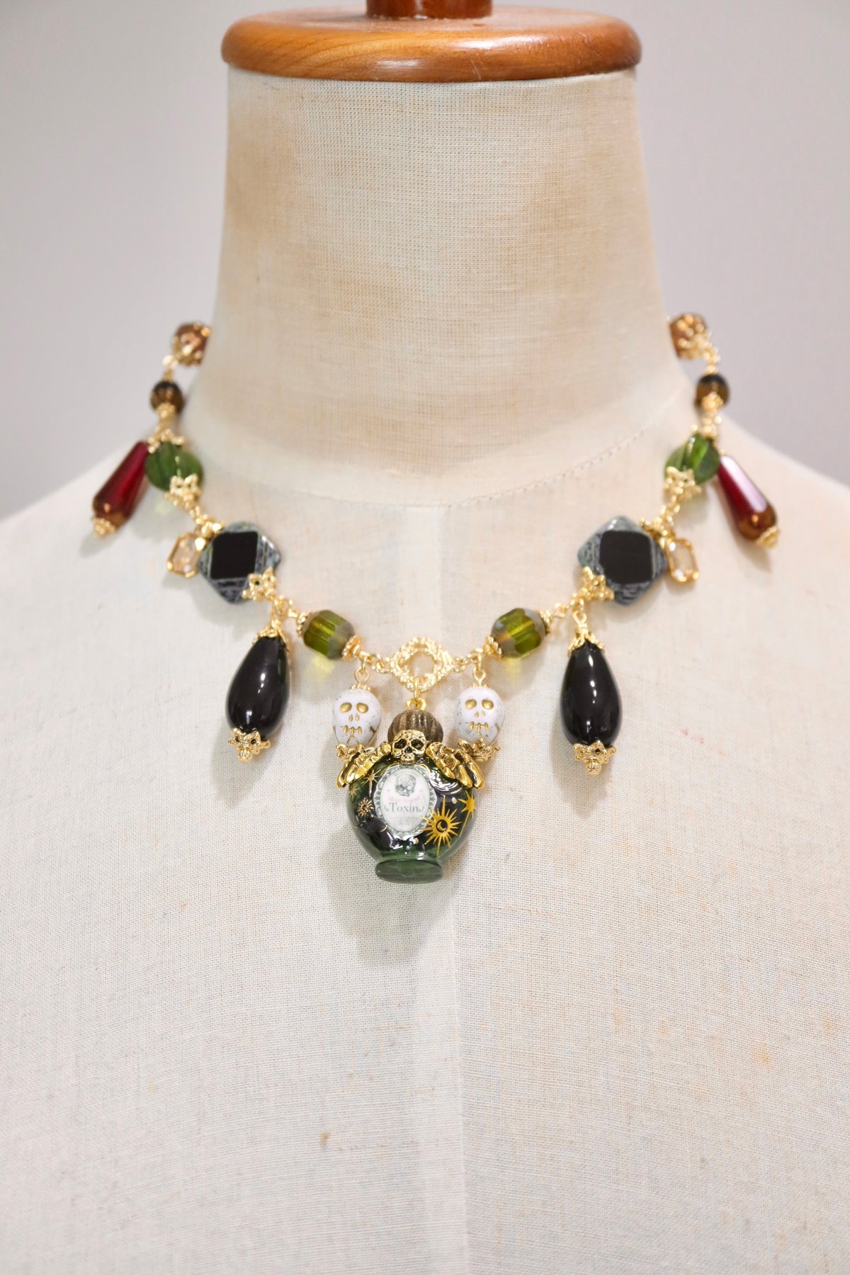 PSB-2】小さな毒瓶のビーズネックレス | ピヨノメ 造形舎