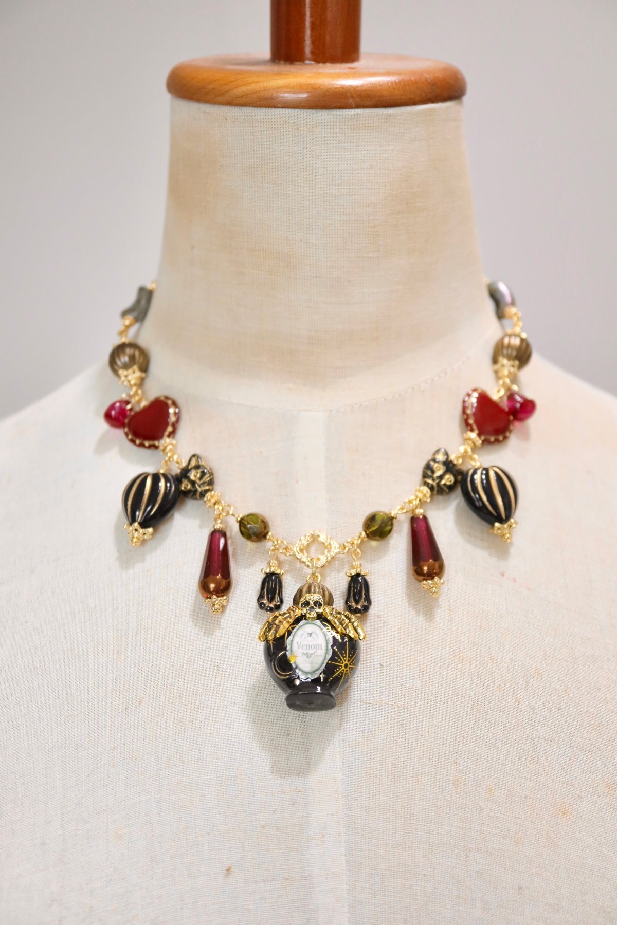 PSB-6】小さな毒瓶のビーズネックレス | ピヨノメ 造形舎