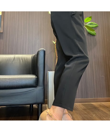 ポケットフリル付きテーパードパンツ