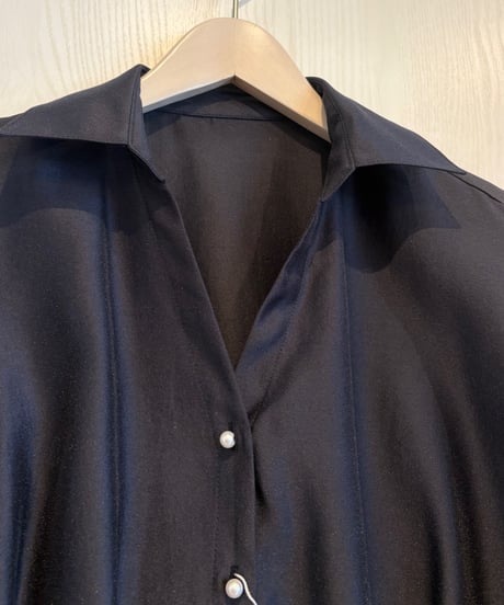『Nolley's』パール釦スキッパータックブラウス