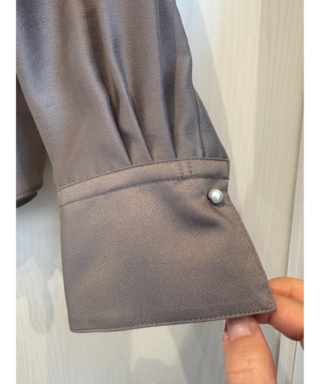 『Nolley's』パール釦スキッパータックブラウス