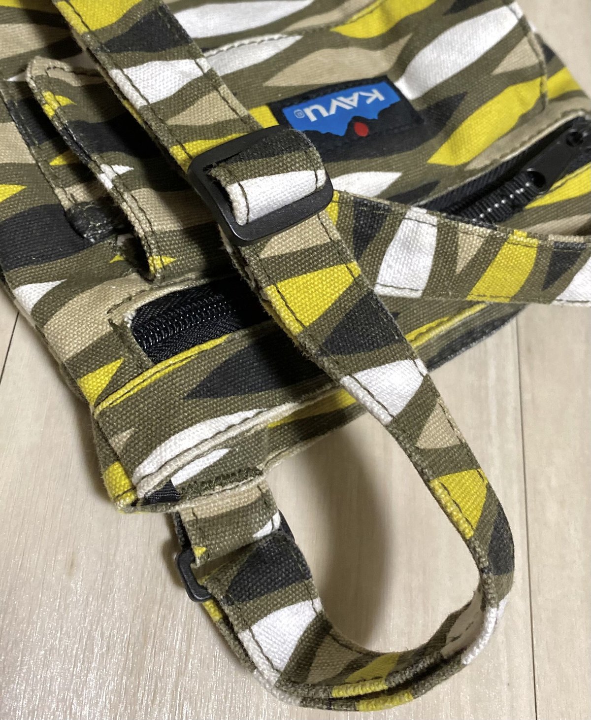 Kavu sidewinder crossbody discount bag