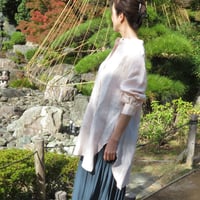 和心衣（ワゴロモ）　のこり染　サクラとヨモギで染めたロングシャツ