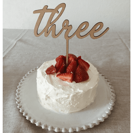 木製ケーキトッパー　three ３才のお誕生日