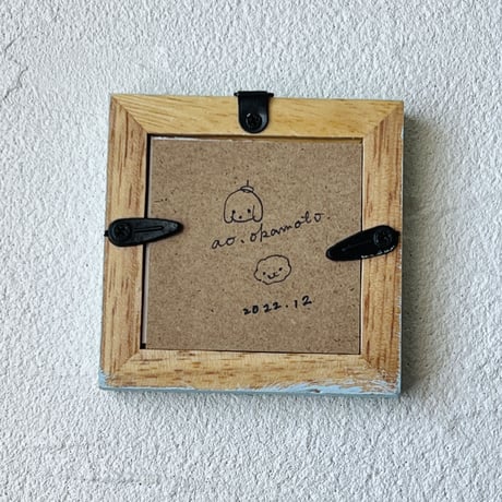 りんごを持った白いわんこ