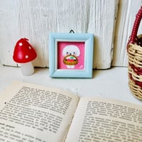 りんごを持った白いわんこ