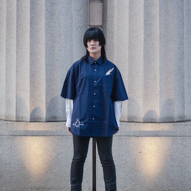 灰羽連盟 × messa store】灰羽刺繍ルーズフィットシャツ-NAVY 灰羽連盟 × messa store】灰羽刺繍ルーズフィットシャツ-NAVY
