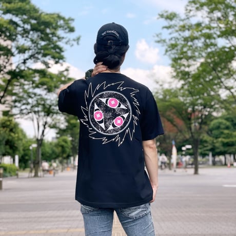 【せいぜいがんばれ！魔法少女くるみ × messa store】暗黒ホエールズ曼荼羅Tシャツ-BLACK-