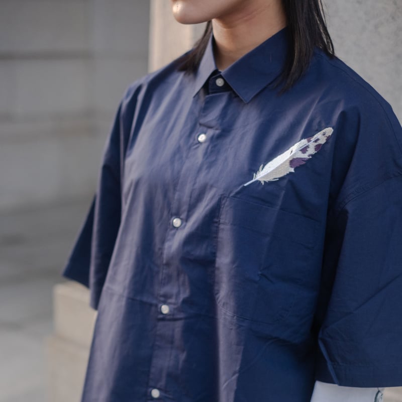 灰羽連盟 × messa store】灰羽刺繍ルーズフィットシャツ-NAVY 灰羽連盟 × messa store】灰羽刺繍ルーズフィットシャツ-NAVY