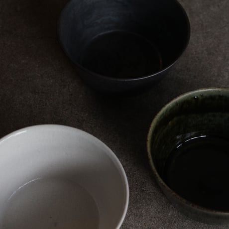 飯高幸作　ラウンドプレート　リム皿　白マット 飯高幸作 オーバル皿 刷毛黒 / kousha ceramic works | 食器と