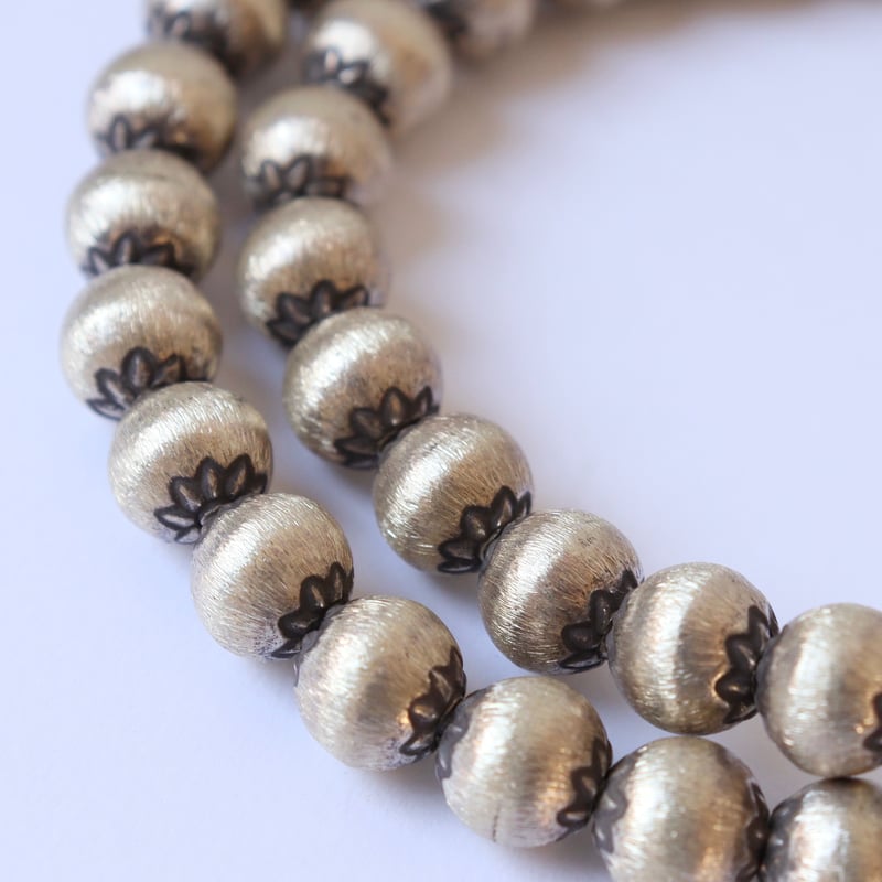 KB-040 カレンシルバー 花模様入りラウンドビーズ | EREN gemstones