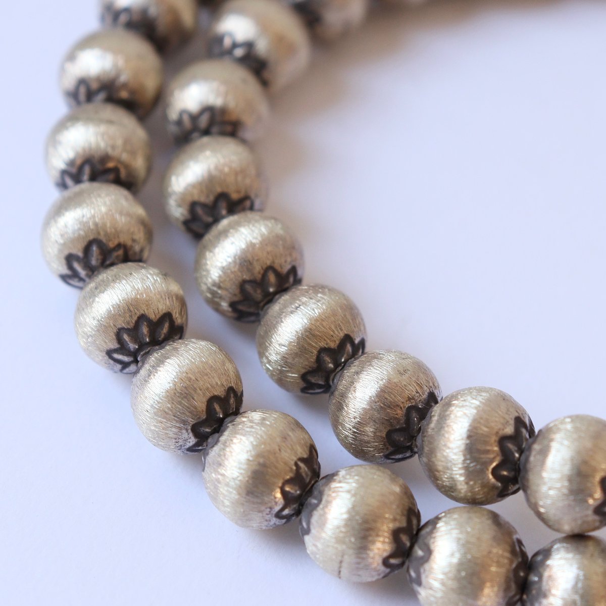 KB-040 カレンシルバー 花模様入りラウンドビーズ | EREN gemstones