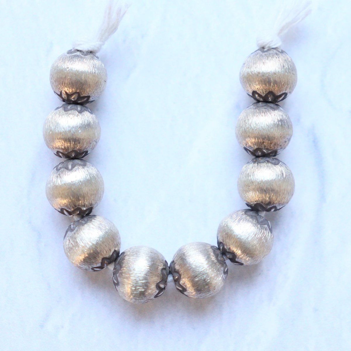 KB-040 カレンシルバー 花模様入りラウンドビーズ | EREN gemstones