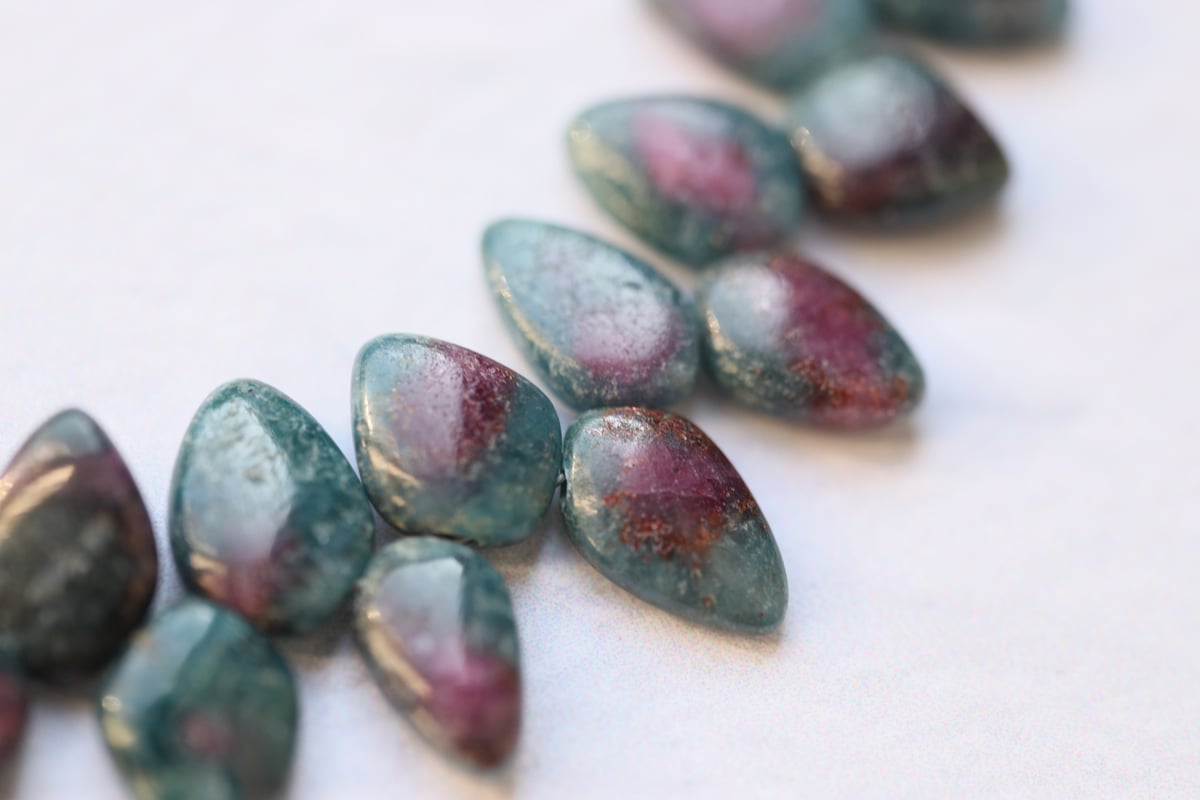 B-779 ルビーインカイヤナイト カイトシェイプ半連 一点物｜情熱を行動