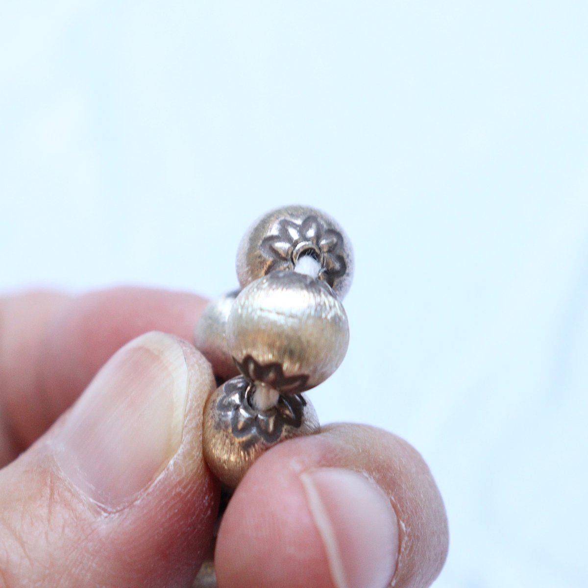 KB-040 カレンシルバー 花模様入りラウンドビーズ | EREN gemstones
