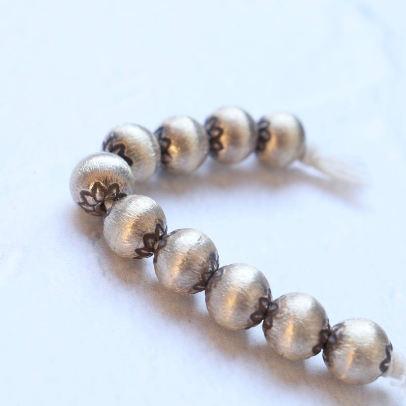 KB-040 カレンシルバー 花模様入りラウンドビーズ | EREN gemstones