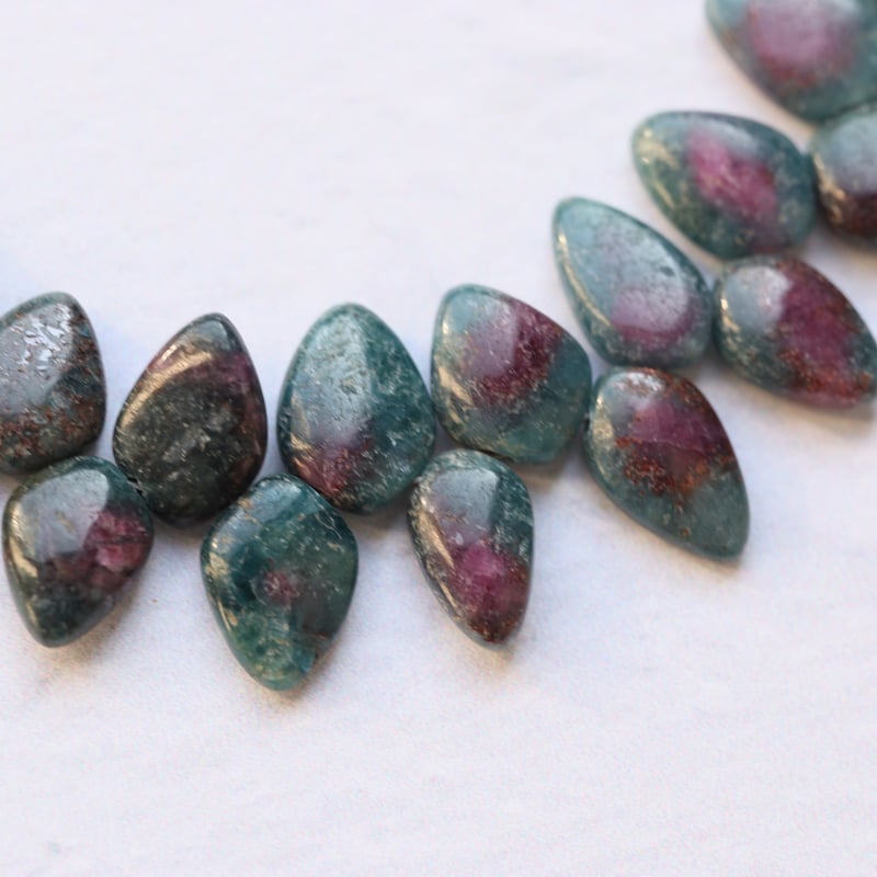 B-779 ルビーインカイヤナイト カイトシェイプ半連 | EREN gemstones