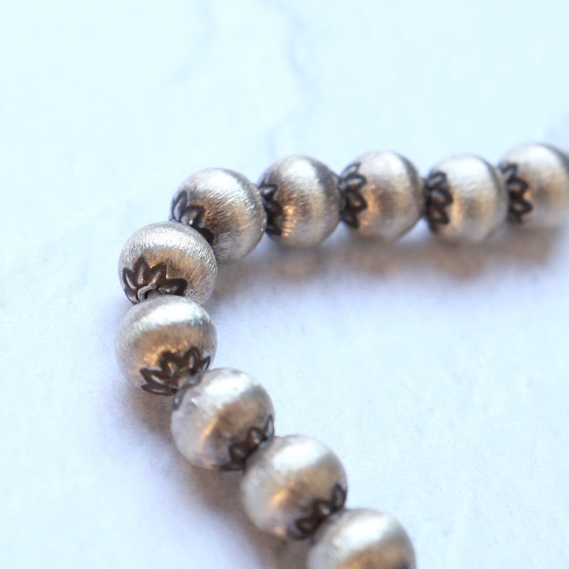 KB-040 カレンシルバー 花模様入りラウンドビーズ | EREN gemstones