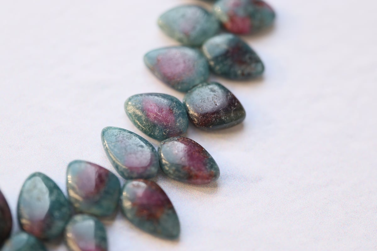 B-779 ルビーインカイヤナイト カイトシェイプ半連 | EREN gemstones
