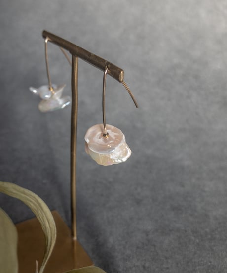 【14kgf】ピアス 〜 花びら真珠