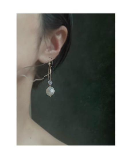 【14kgf】フックピアス 〜 白蝶真珠 & ヴィンテージビーズ