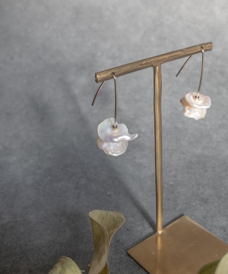【14kgf】ピアス 〜 花びら真珠