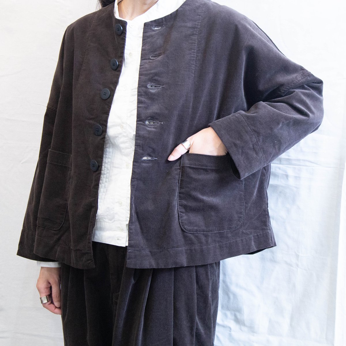 【美品】grin グリン コーデュロイ　ジャケット　薄手　チャコール　羽織 grin 18Wコーデュロイ クルーワイドジャケット の通販。- AIDA