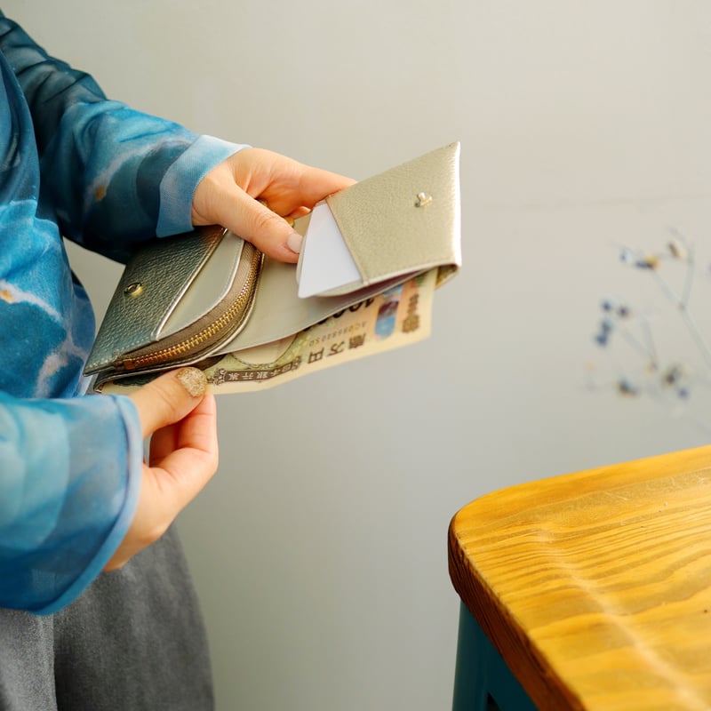 蜂 / 2つ折りミニウォレット/ゴールド ｜アップリケ財布 FIORAIA