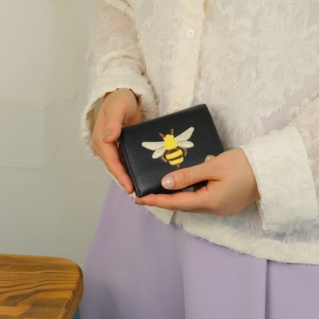 蜂 /  ２つ折りミニウォレット/ 各色 ｜アップリケ財布 FIORAIAフィオライア各色