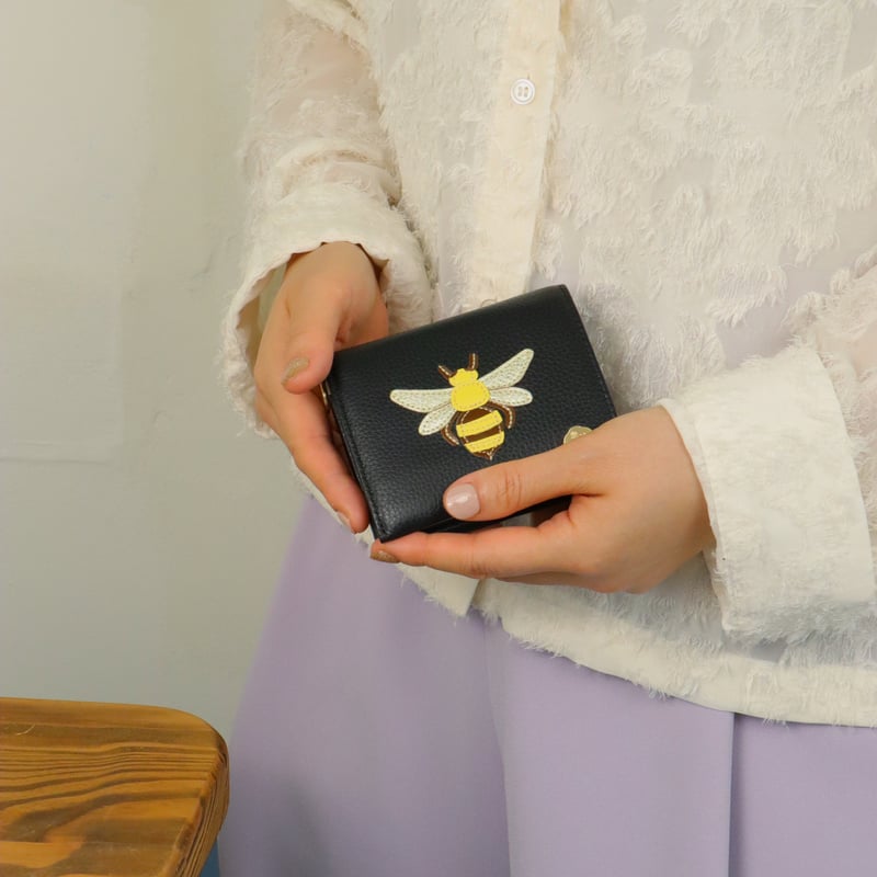 POK 様FIORAIA MINI WALLET Bee 二つ折り財布 レザー. 蜂 / 2つ折りミニウォレット/ゴールド ｜アップリケ財布 FIORAIA
