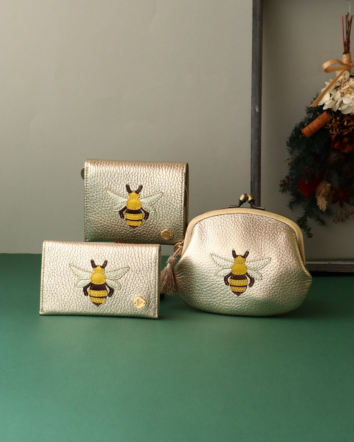 POK 様FIORAIA MINI WALLET Bee 二つ折り財布 レザー. POK 様FIORAIA MINI WALLET Bee 二つ折り財布 レザー. - メルカリ