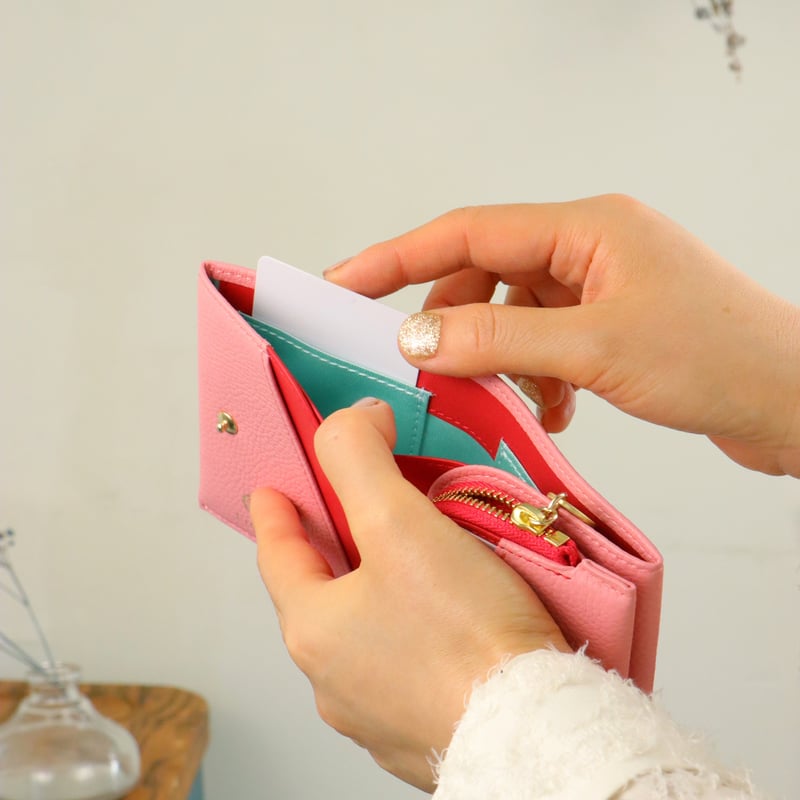 た*ご様 イチゴプリント 二つ折り財布 いちご 二つ折りファスナーミニ財布［t］