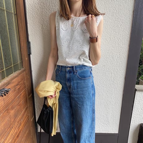 Sleeveless lace tops