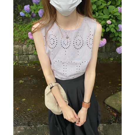 Sleeveless lace tops