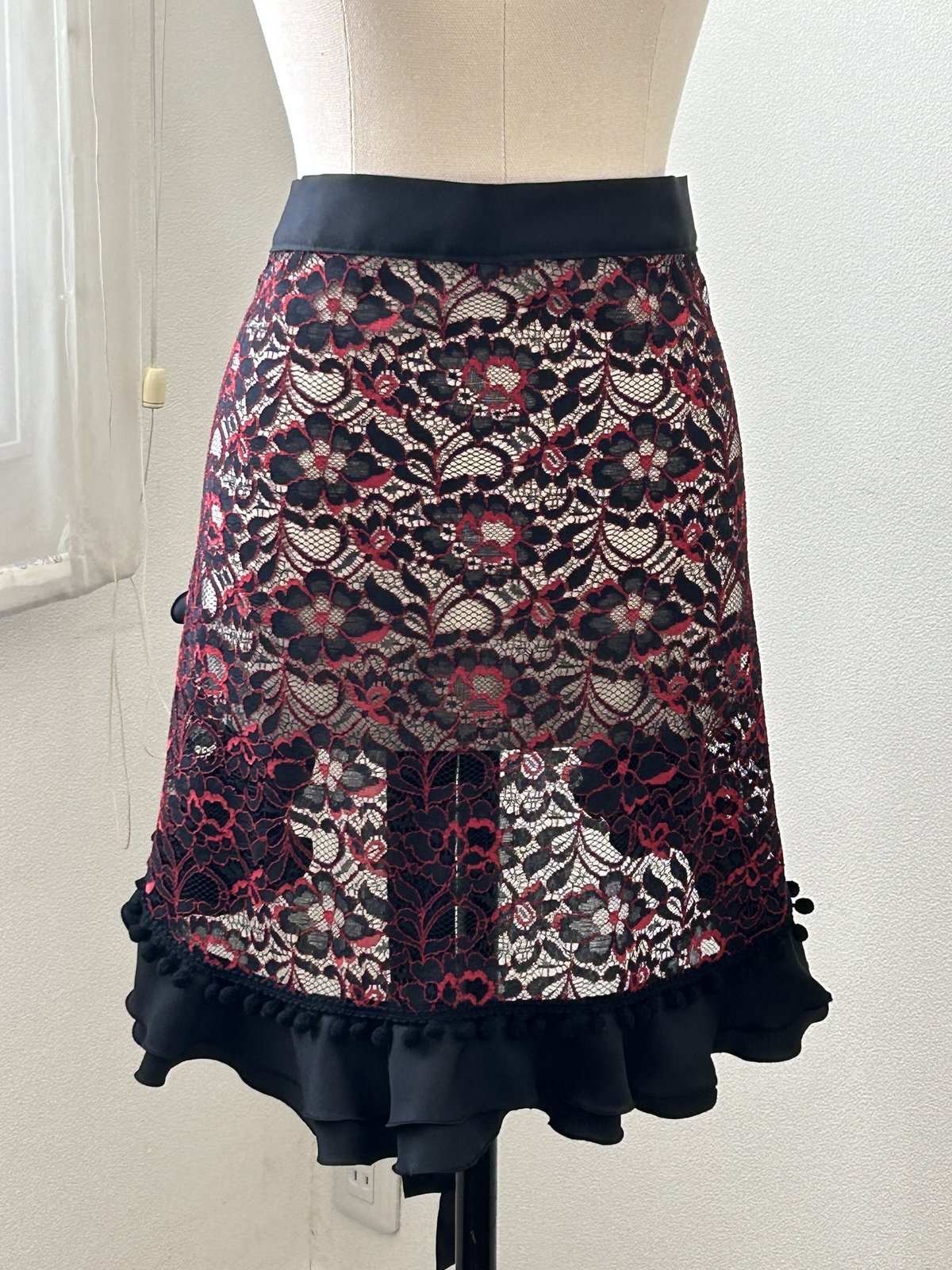 エプロン ショート丈　黒お花レース　黒ポンポン　フリル２段　フラメンコ　衣装 エプロン 黒×赤 フラワーラッセルレース フラメンコ衣装 | EAAH