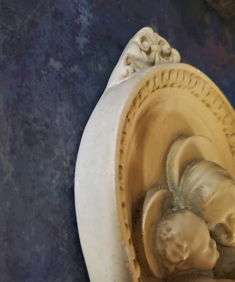 アンティークベルギー 聖母子聖水入れ イエスを抱くマリア ビスク陶磁器壁掛け飾り 送料無料】フランス 蚤の市より アンティーク 聖水盤 聖母マリア