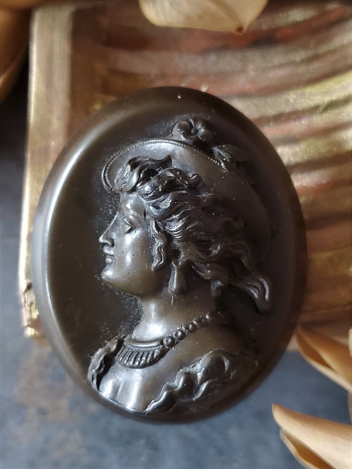 エボナイトアンティーク女性横顔ブローチ fit=scale-down,w=1200