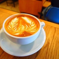 【85】オリジナル(Original)の　ラテアート(latte art)を　楽(たの)しむことが　できる　東京(とうきょう)の　カフェ(cafe)　５つ