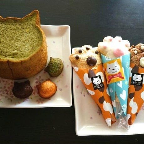 【6143】大阪(おおさか)・梅田(うめだ)の　とても　かわいい　スイーツ(sweets)！「ブルージン」の　猫(ねこ)の　形(かたち)の　パン