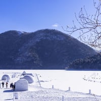 【1508】冬(ふゆ)にだけ　見(み)ることが　できる　雪(ゆき)と　氷(こおり)の　村(むら)・北海道(ほっかいどう)「しかりべつ湖(こ)コタン」